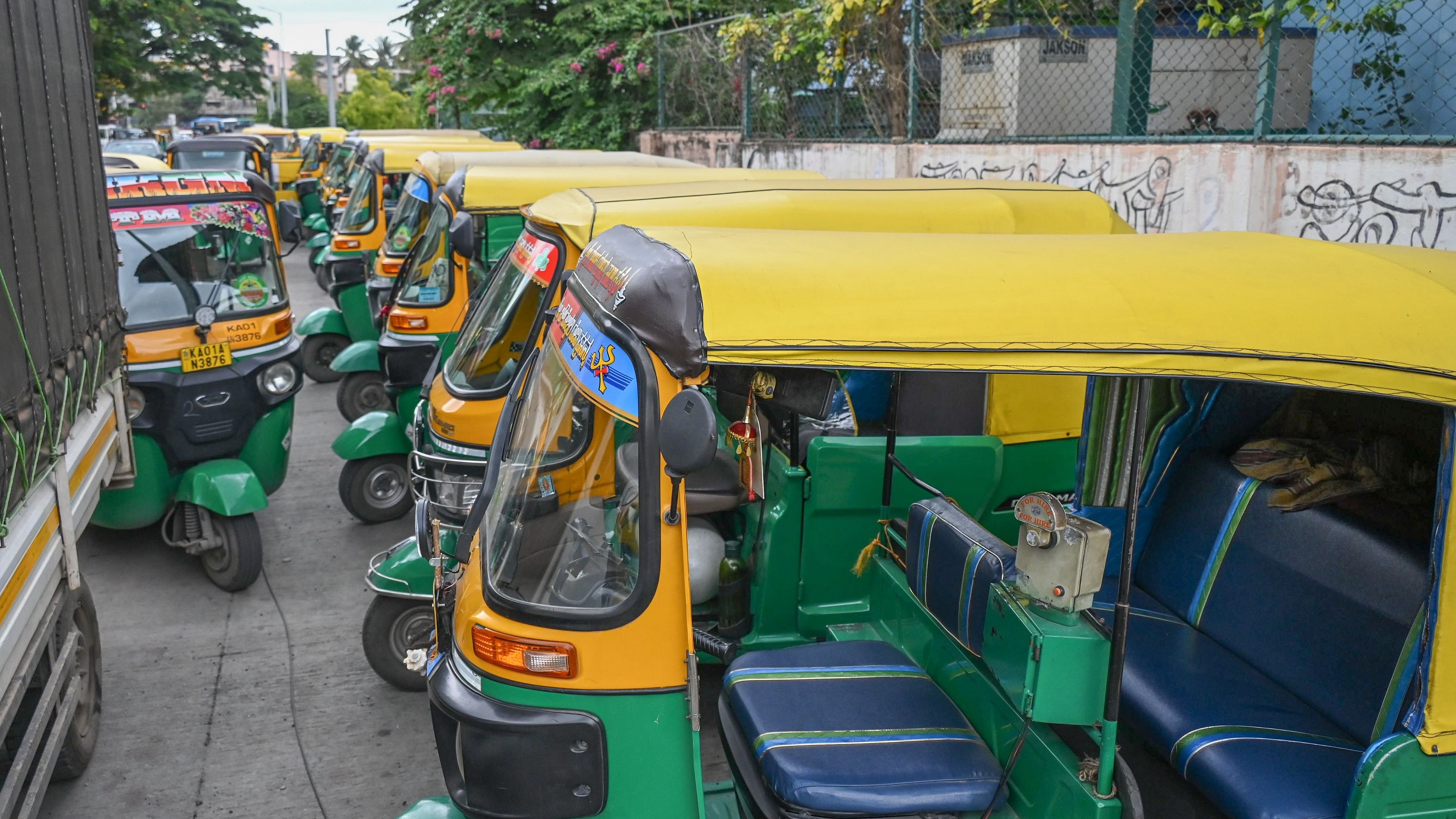 <div class="paragraphs"><p>Autorickshaw   parked in line.</p></div>